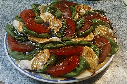 Tomaten - Mozzarella Salat 4