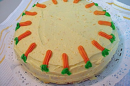 Amerikanischer M&ouml;hrenkuchen mit Ananas und Waln&uuml;ssen
