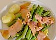 Spargel auf R&uuml;hrei mit R&auml;ucherlachs