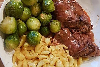 In Rotwein geschmorte Kaninchenkeulen mit Spätzle 9