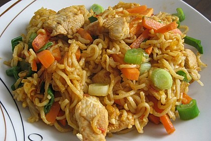Gebratenes Hühnchen mit Mie-Nudeln 22