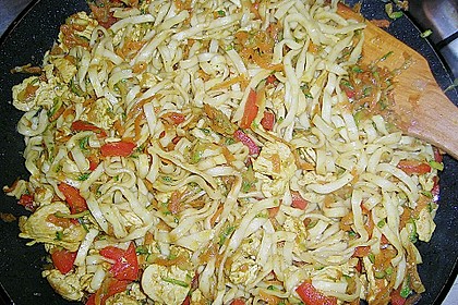Gebratenes Hühnchen mit Mie-Nudeln 37