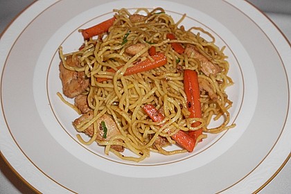 Gebratenes Hühnchen mit Mie-Nudeln 34