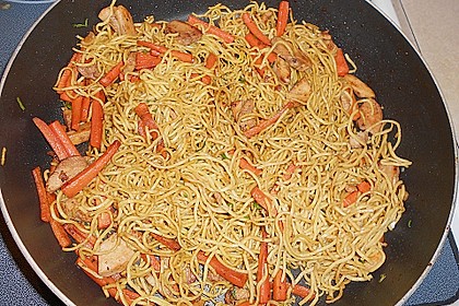 Gebratenes Hühnchen mit Mie-Nudeln 35