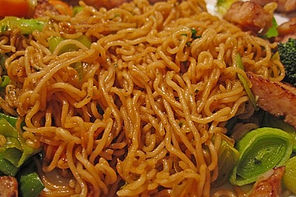 Gebratenes Hühnchen mit Mie-Nudeln 24
