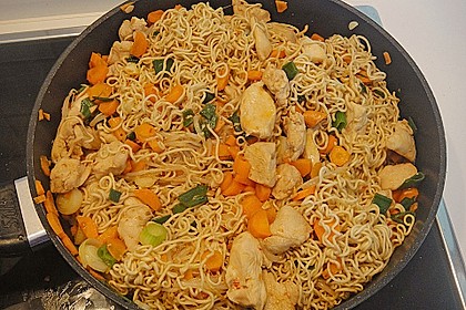 Gebratenes Hühnchen mit Mie-Nudeln 18