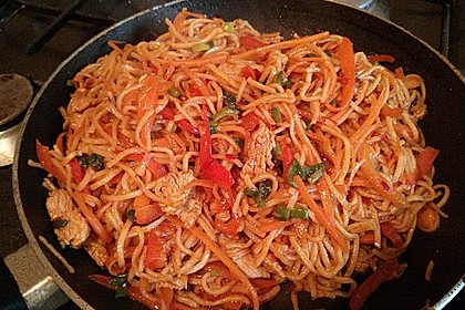 Gebratenes Hühnchen mit Mie-Nudeln 33