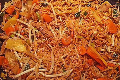 Gebratenes Hühnchen mit Mie-Nudeln 25