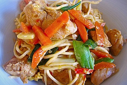 Gebratenes Hühnchen mit Mie-Nudeln 1