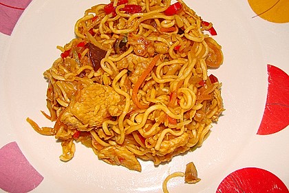 Gebratenes Hühnchen mit Mie-Nudeln 36