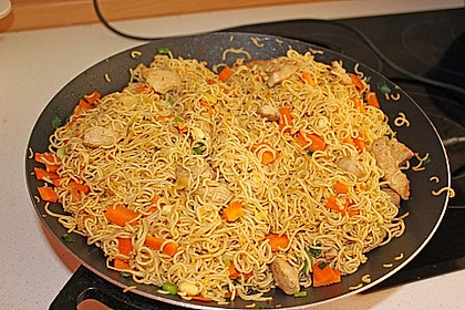 Gebratenes Hühnchen mit Mie-Nudeln 27