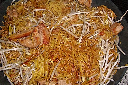 Gebratenes Hühnchen mit Mie-Nudeln 32
