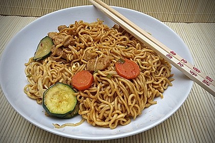 Gebratenes Hühnchen mit Mie-Nudeln 26