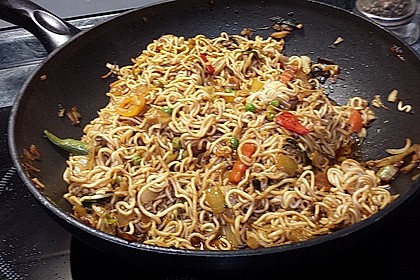 Gebratenes Hühnchen mit Mie-Nudeln 46