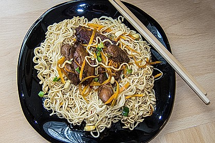 Gebratenes Hühnchen mit Mie-Nudeln 7