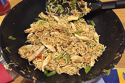 Gebratenes Hühnchen mit Mie-Nudeln 42