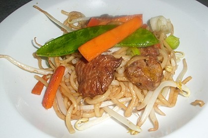 Gebratenes Hühnchen mit Mie-Nudeln 16