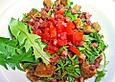 L&ouml;wenzahnsalat mit G&auml;nsebl&uuml;mchen und Tomaten-, Speck- und Wei&szlig;brotw&uuml;rfeln