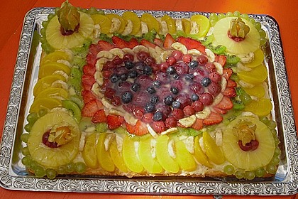 Obstkuchen mit gef&uuml;lltem Biskuit und Pudding