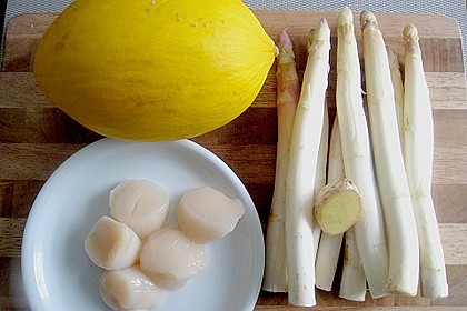 Jakobsmuscheln auf Spargel und Honigmelone mit einer fruchtigen Ingwersauce