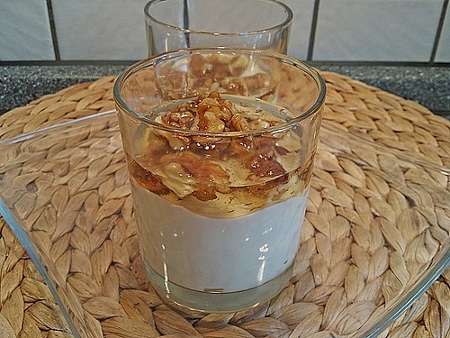 Griechischer Joghurt mit Honig und Walnüssen (Rezept mit Bild ...