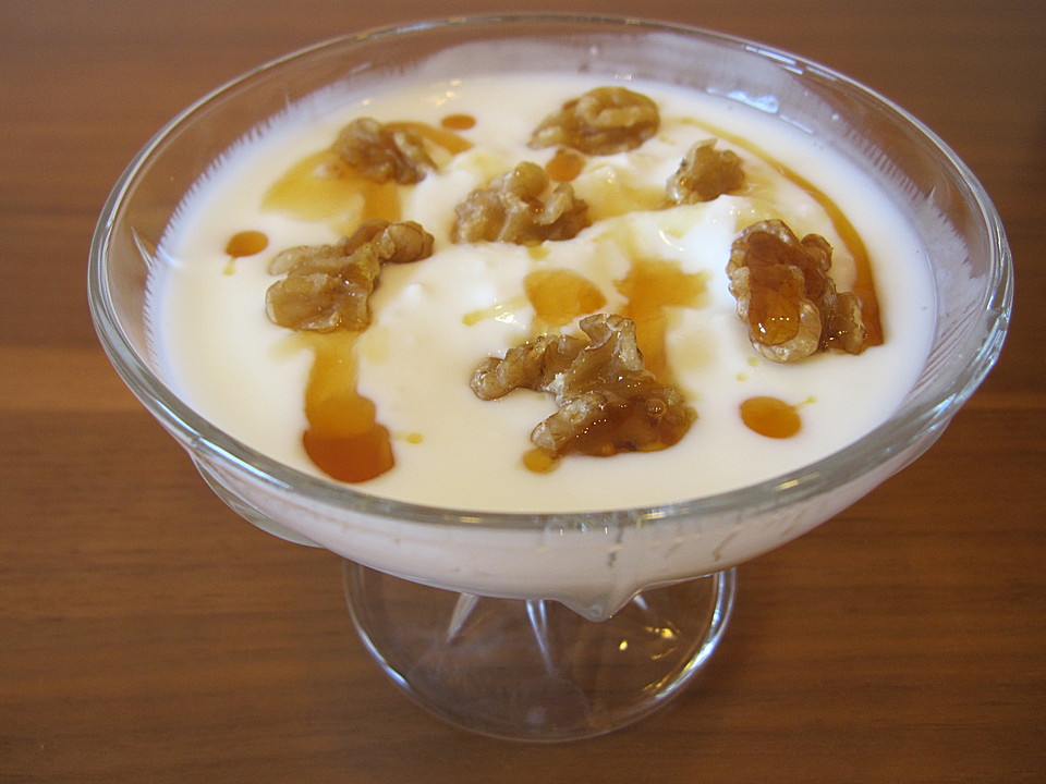 Griechischer Joghurt mit Honig und Walnüssen (Rezept mit Bild ...