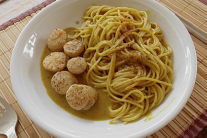 Spaghetti mit Currysauce und gegrillten Jakobsmuscheln 1