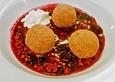 Topfenkn&ouml;del auf Waldbeerenspiegel