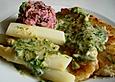 Roter Reis mit Fischfilet, Spargel und Kerbel - Kr&auml;uterso&szlig;e