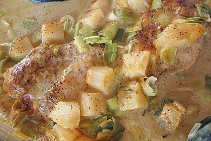 Zarte Hähnchenbrust auf dem Lauchbett in fruchtiger Ananas - Currysoße 3