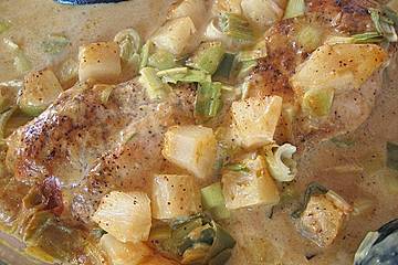 Zarte Hähnchenbrust auf dem Lauchbett in fruchtiger Ananas - Currysoße