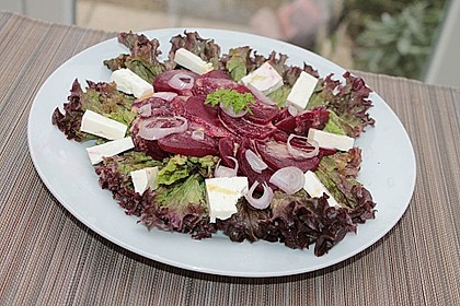 Blattsalat mit Roter Bete und Schafskäse 22