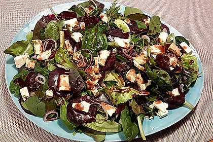 Blattsalat mit Roter Bete und Schafskäse 15