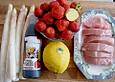 Putenmedaillons auf Stangenspargel mit Erdbeer - Ingwer - P&uuml;ree