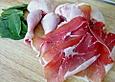 H&auml;hnchenkeulen in Wei&szlig;wein mit Serranoschinken und Salbei