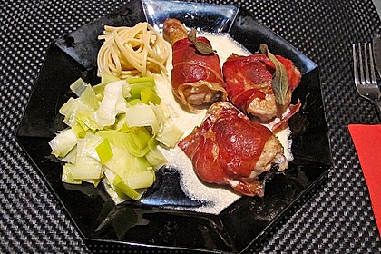 Hähnchenkeulen in Weißwein mit Serranoschinken und Salbei 2