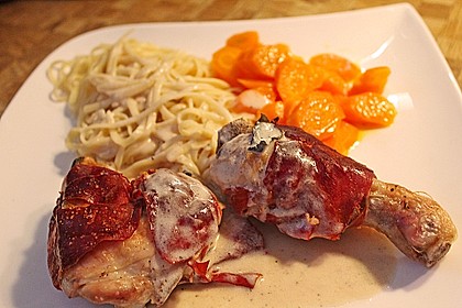 Hähnchenkeulen in Weißwein mit Serranoschinken und Salbei