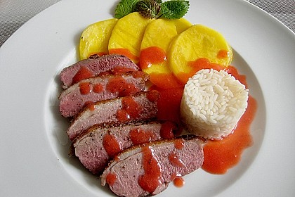 Entenbrusttranchen an gebratenen Mangoscheiben mit Erdbeer - Ingwer - Sauce 1