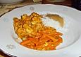 Mariniertes Thai - Curry - H&uuml;hnerfilet mit Erdnusssauce und karamellisierten Karottenstiften