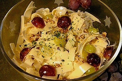 K&auml;sesalat mit Trauben und N&uuml;ssen