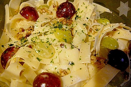 K&auml;sesalat mit Trauben und N&uuml;ssen 1