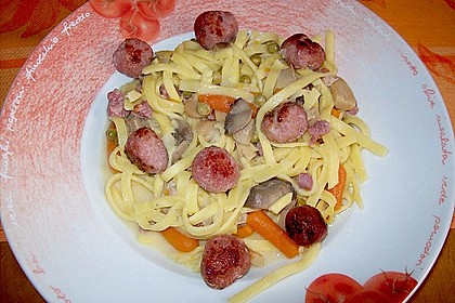 Leckere Nudelpfanne mit Bratwurstb&auml;llchen