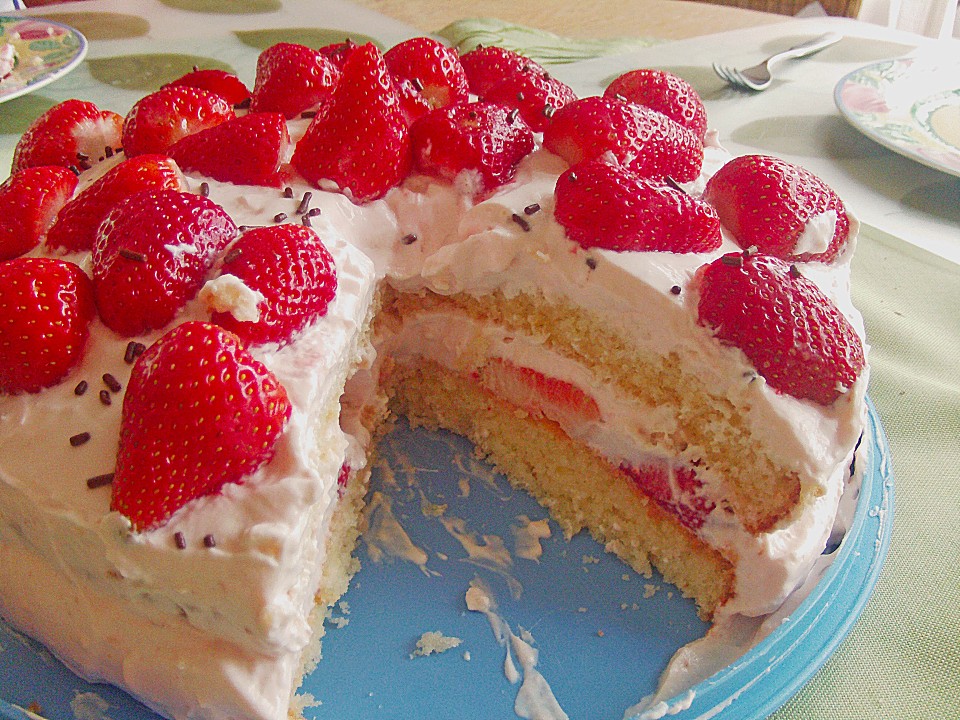 Sasis Erdbeer - Sahne - Torte (Rezept mit Bild) von Schnuffelschlumpf ...