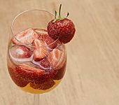 Spritzige Erdbeerbowle (Bild)
