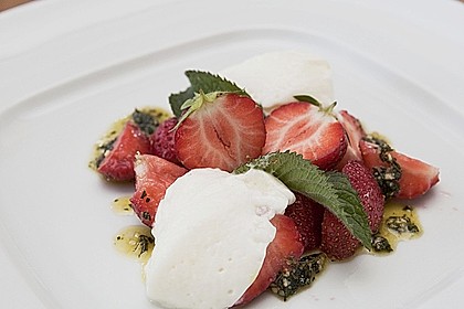 Buttermilchmousse mit Erdbeeren und Nusspesto 6