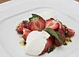Buttermilchmousse mit Erdbeeren und Nusspesto