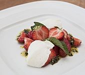 Buttermilchmousse mit Erdbeeren und Nusspesto (Bild)