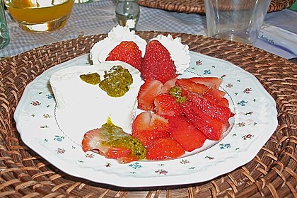 Buttermilchmousse mit Erdbeeren und Nusspesto 10