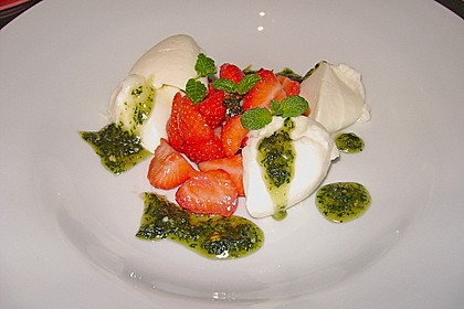 Buttermilchmousse mit Erdbeeren und Nusspesto 7