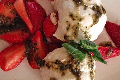 Buttermilchmousse mit Erdbeeren und Nusspesto 11